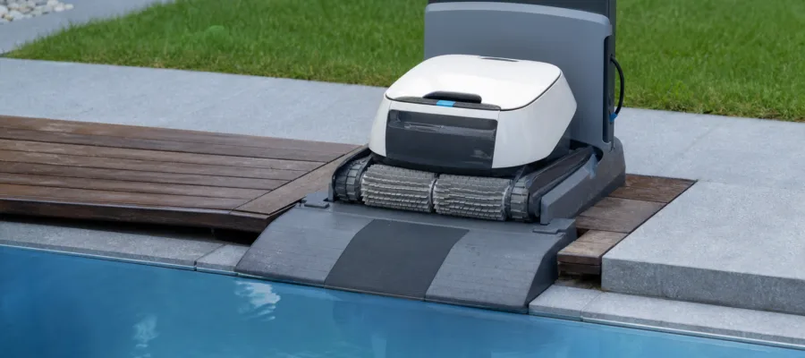 Rampen und Boeden fuer sicheres Poolroboter-Docking bauen