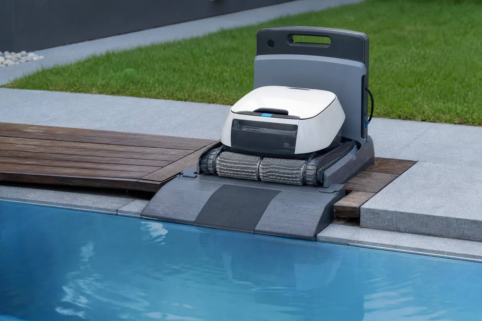 Rampen und Boeden fuer sicheres Poolroboter-Docking bauen